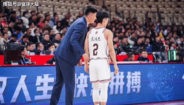 与郭艾伦合影时，180cm只配站边缘—身高背后的降维打击
