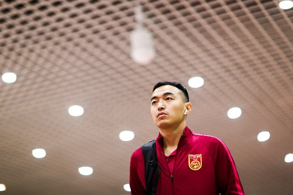 冯潇霆还踢球吗？一位老将的绿茵坚守与人生下半场
