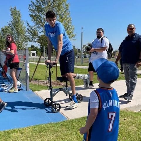 切特·霍姆格伦身高之谜，2米16的竹竿如何颠覆NBA